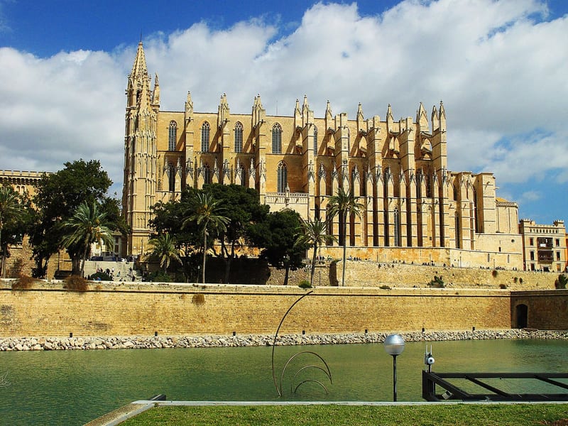 Die Kathedrale La Seu in Palma über der Stadtmauer, gesehen vom Parc de la Mar; links die Freitreppe hinauf zur Kathedrale