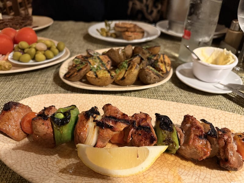 Grillspieß mit Paprika und Zwiebeln und Beilagen im Sa Farinera