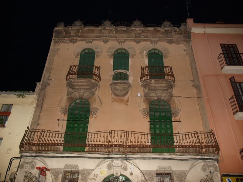 Modernistisches Wohnhaus mit grünen Fensterläden und schmiedeeisernen Balkonen im Viertel Santa Catalina in Palma