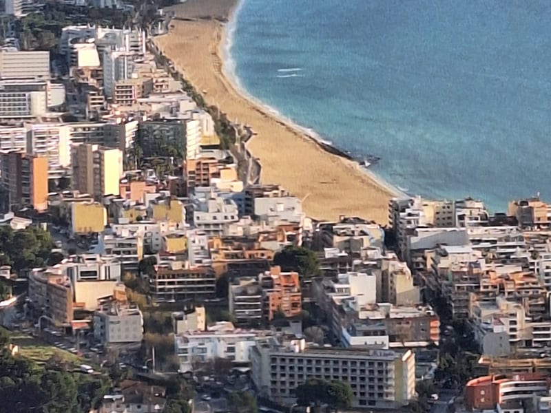Luftblick auf Hotels und Wohnhäuser an der Playa de Palma bei Can Pastilla mit Strand und Meer
