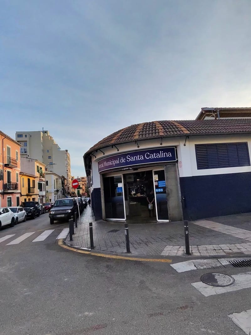 Eingang des Mercat de Santa Catalina an der Plaça de la Navegació