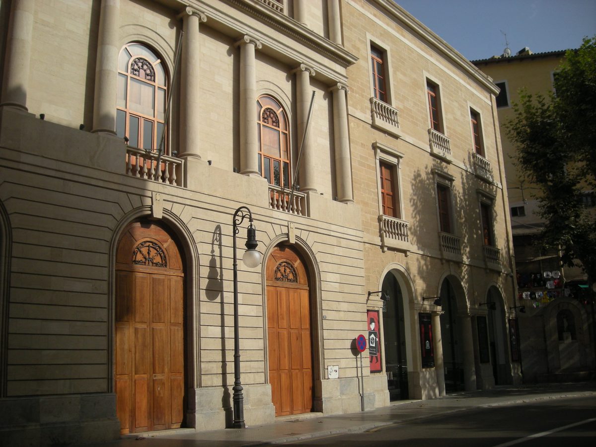 Fassade des Teatre Principal in Palma mit Rundbogenportalen aus Holz und Balkonen, in dem am 4. November die Abschlussgala des Evolution Film Festival stattfindet
