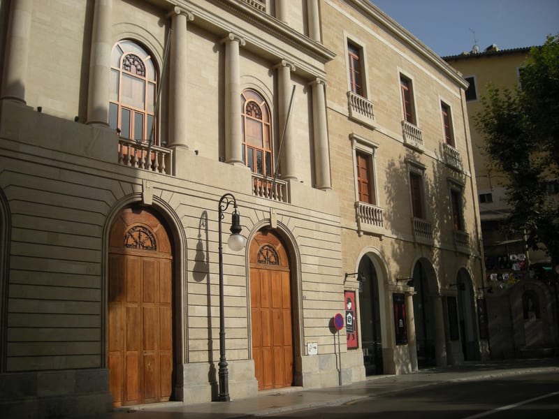Fassade des Teatre Principal in Palma mit Rundbogenportalen aus Holz und Balkonen, in dem am 4. November die Abschlussgala des Evolution Film Festival stattfindet
