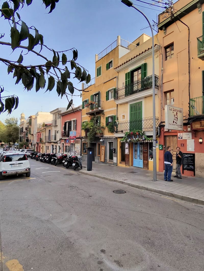 Rosa Fassade des Restaurants La Baranda in Santa Catalina