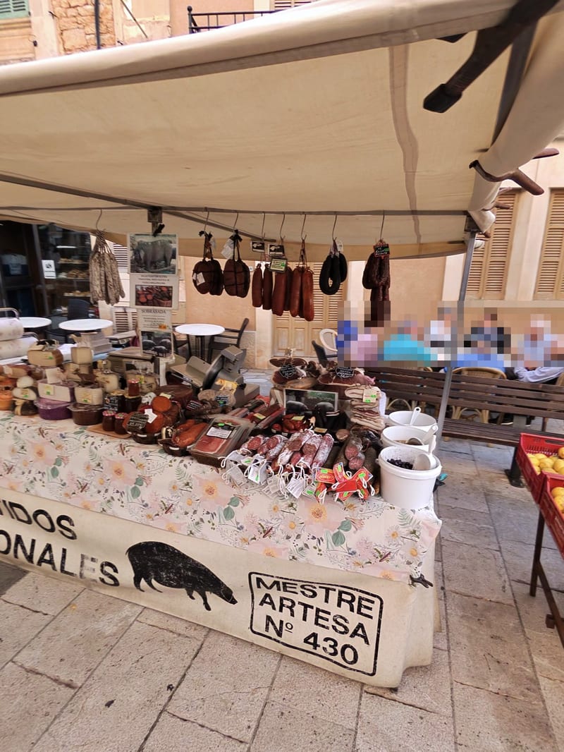 Marktstand mit Sobrassada, Würsten und Käse, Banner „Embutidos tradicionales – Mestre Artesà Nº 430“