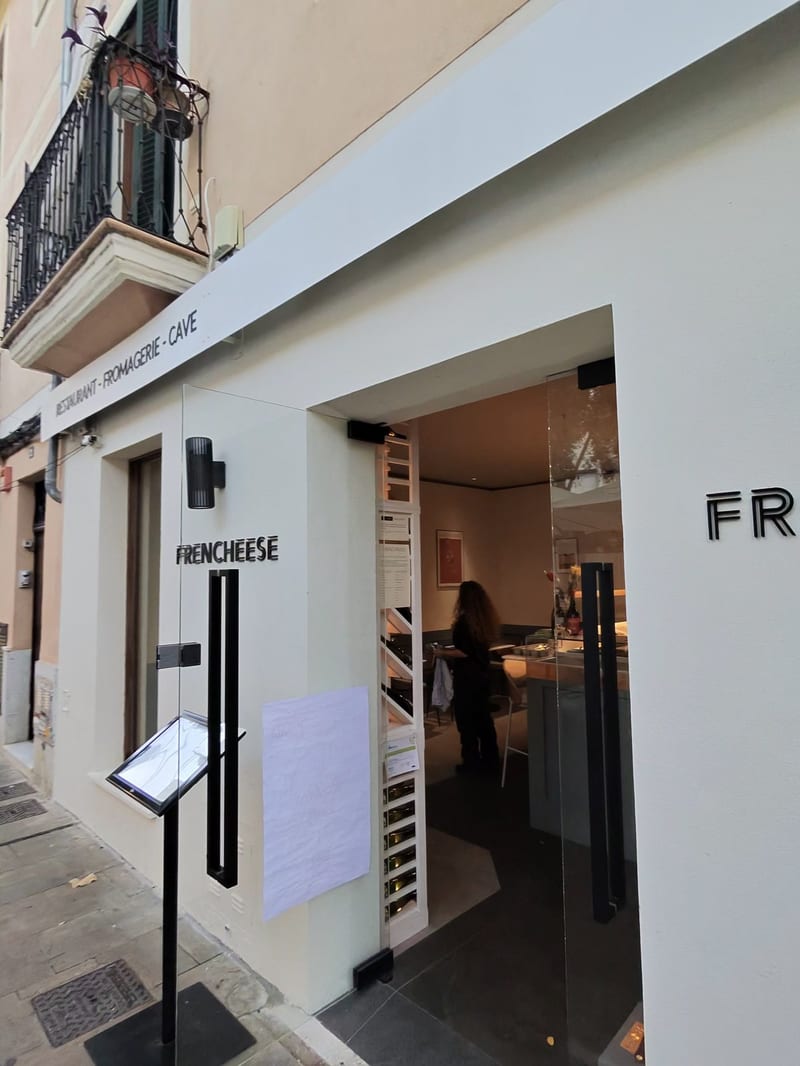 Eingang des Restaurants Frencheese im Carrer de la Fàbrica