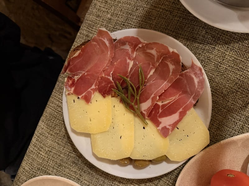 Pa amb oli mit Schinken, Käse und Oliven im Sa Farinera