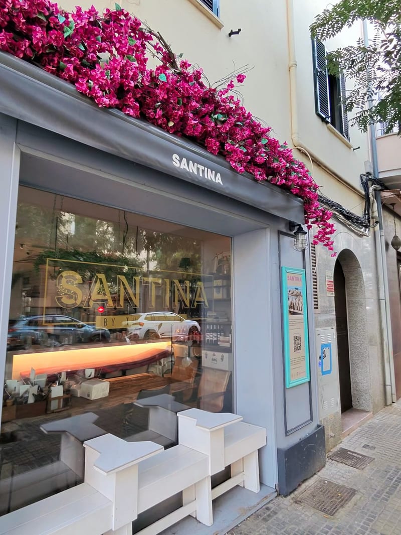 Fassade des Brunch-Cafés Santina mit Bougainvillea in Santa Catalina