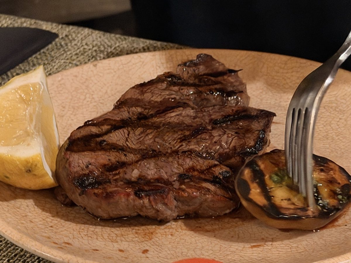 Steak vom Holzkohlegrill mit Zitrone im Restaurant Sa Farinera bei Can Pastilla